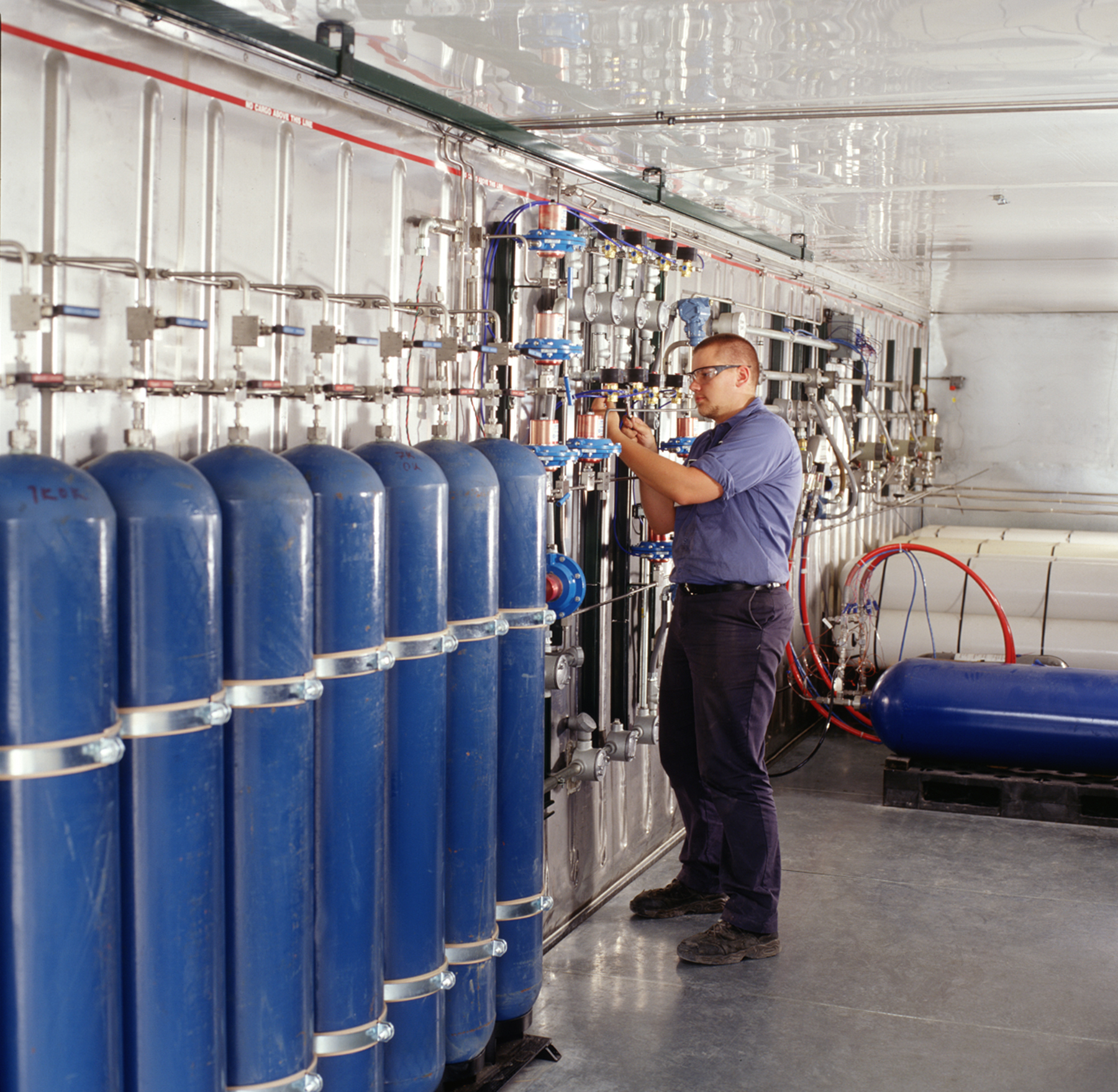 GTI Energy’s hydrogen testing and storage laboratory has an environmental chamber that houses production, purification, and compression equipment—including a full-size cascade storage system—to provide high-pressure gaseous hydrogen for testing.